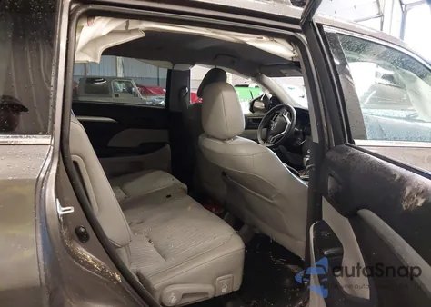 2015 Toyota Highlander Le Plus V6 z USA, uszkodzony, nr VIN 5TDBKRFHXFS214004